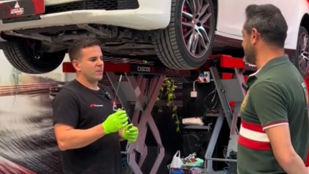  Ángel Gaitán, tratando en su taller un Maserati.