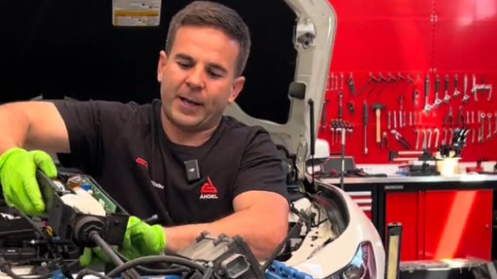 Ángel Gaitán, enseñando diferentes frenos de mano en su taller.