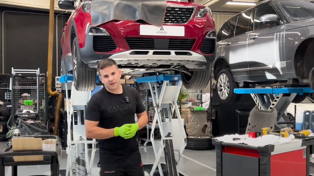  Ángel Gaitán, en su taller