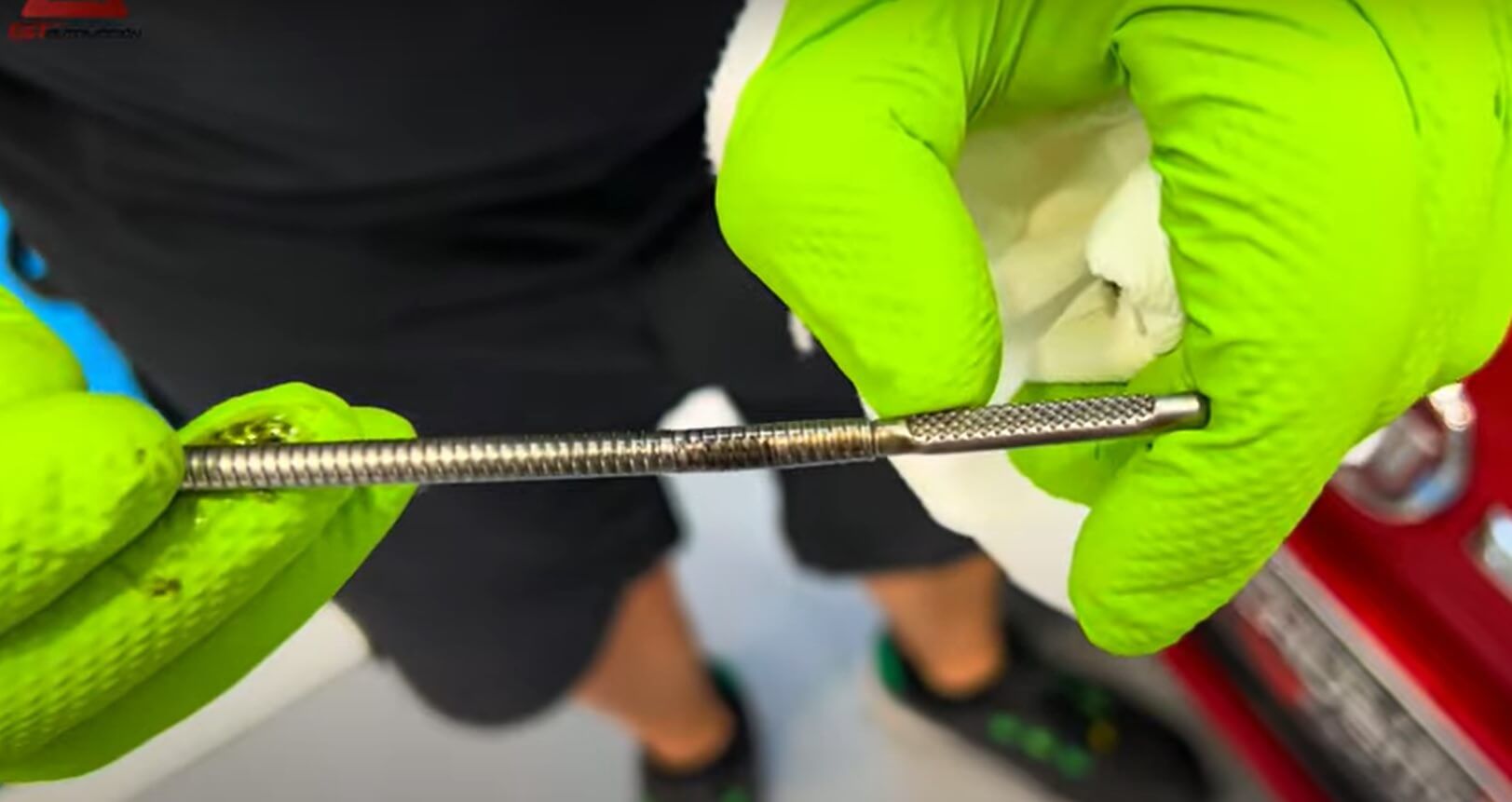  Ángel Gaitán muestra la varilla del aceite.