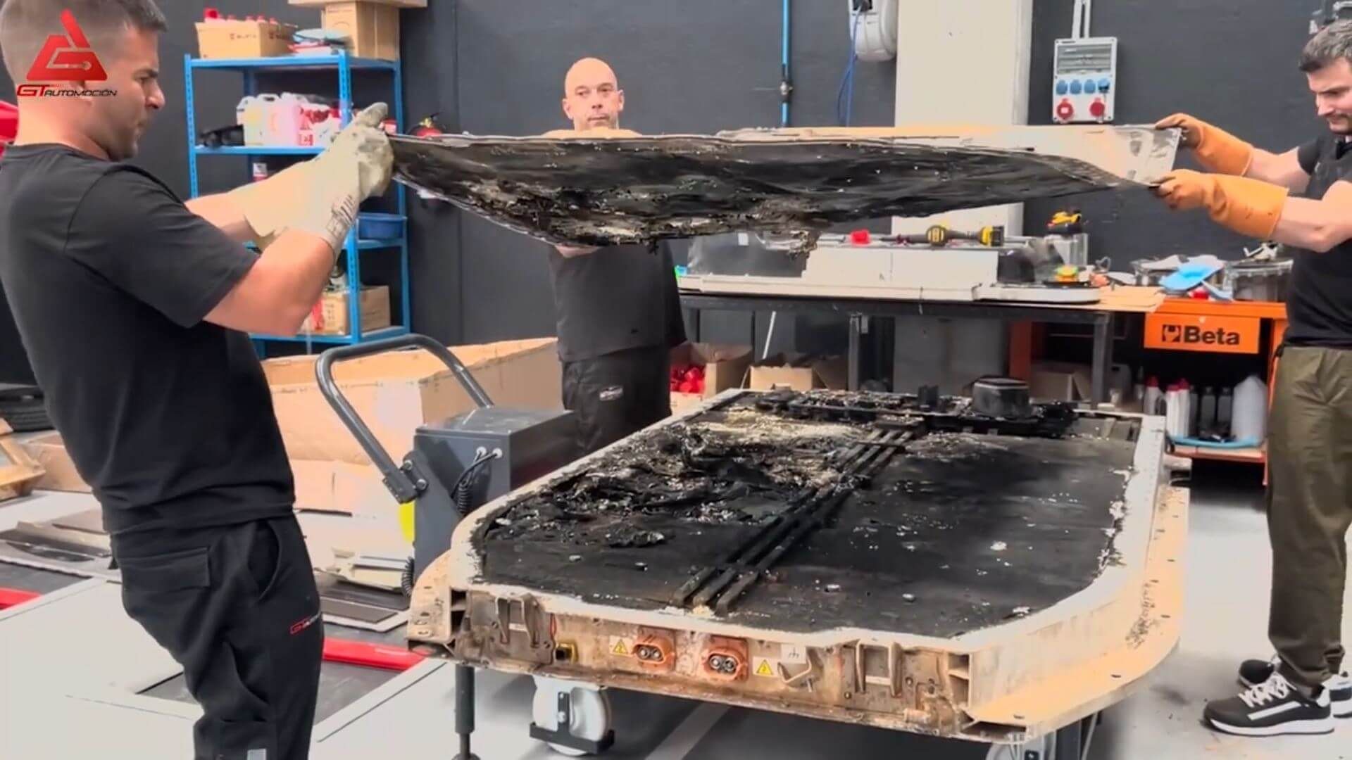 Angel Gaitán, junto a dos compañeros, levantan la carcasa de la batería.