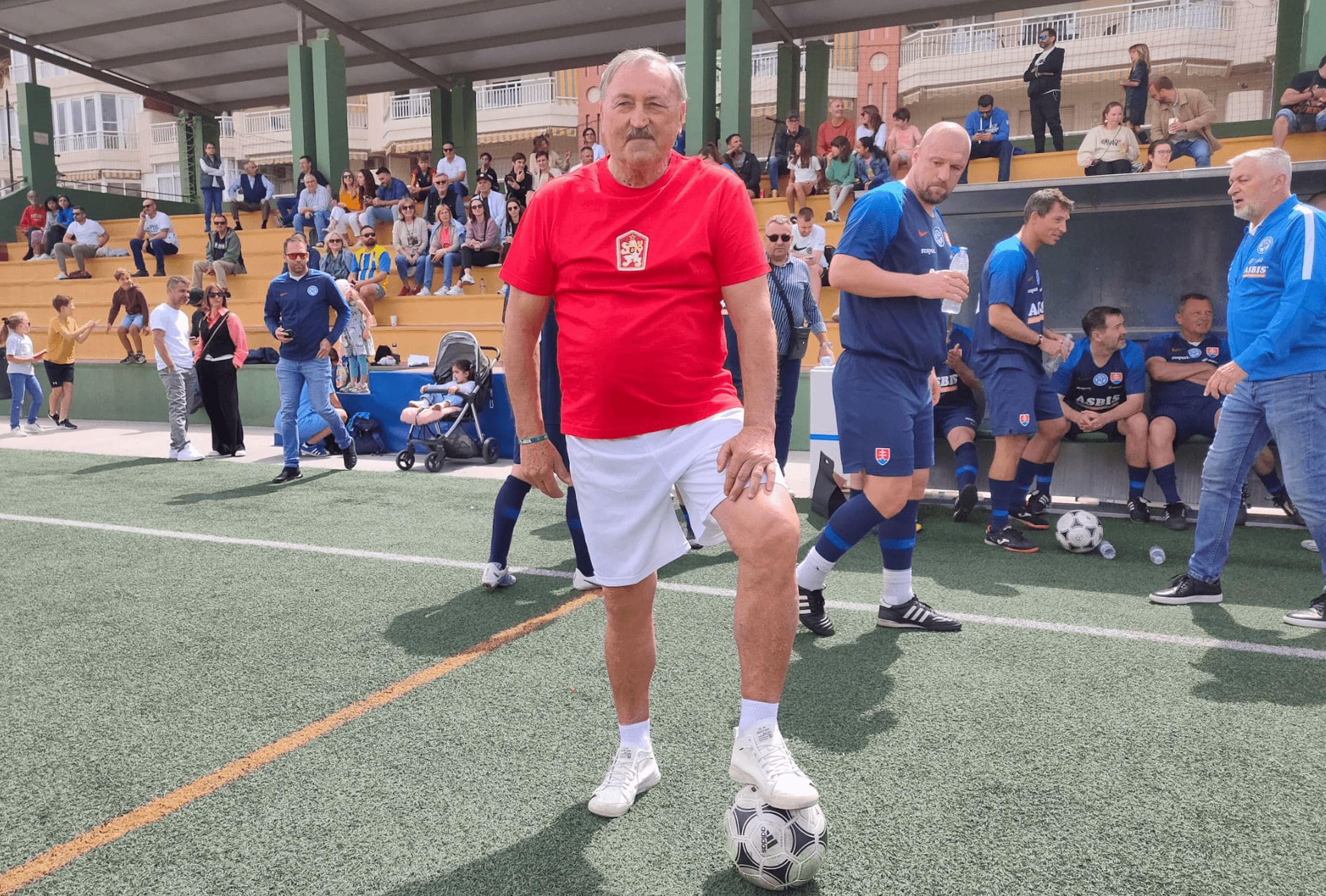  El mítico Antonín Panenka posa en Fuengirola antes de lanzar su penalti.