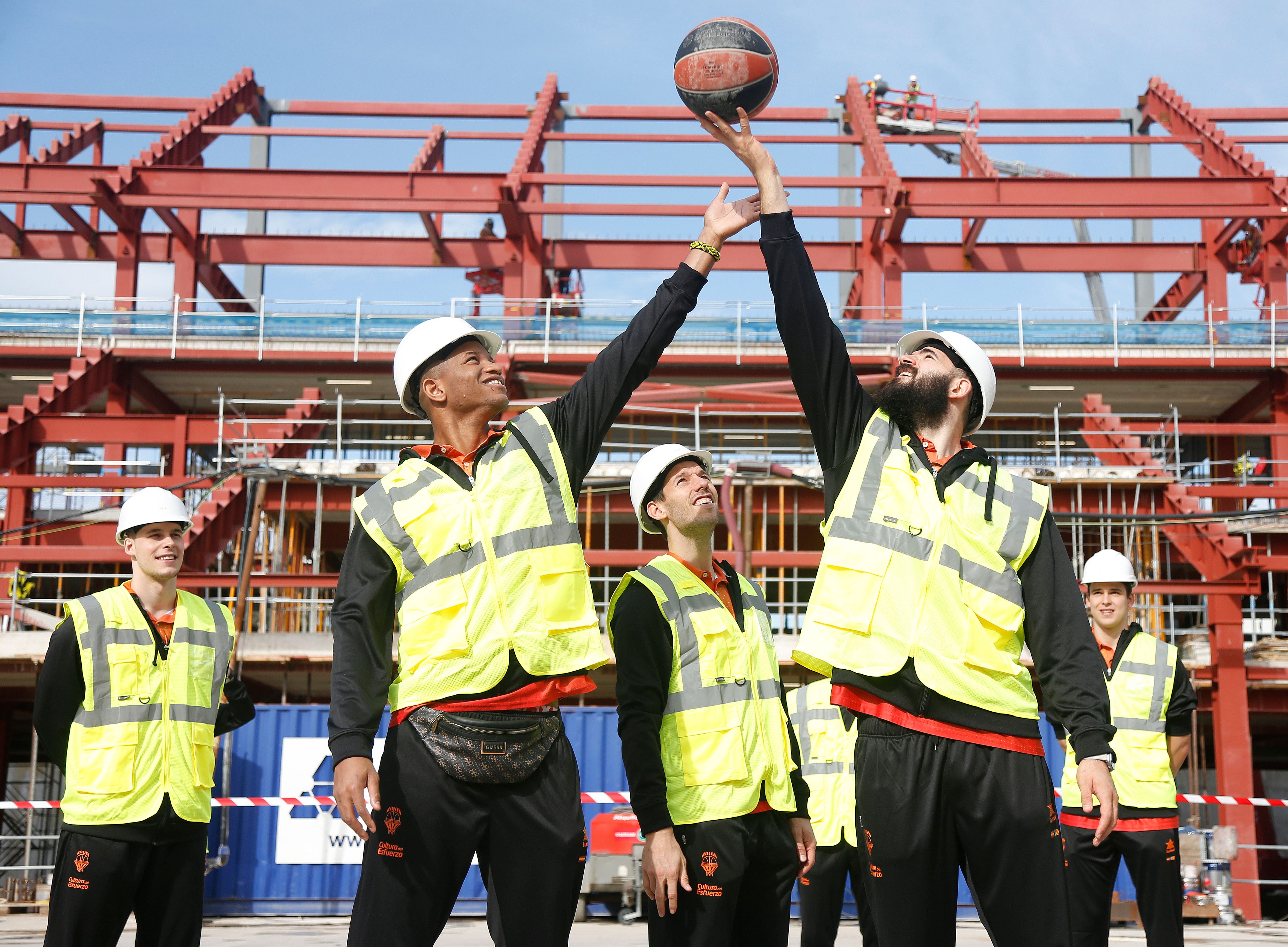  Así es el Roig Arena por dentro: visita de la plantilla del Valencia Basket
