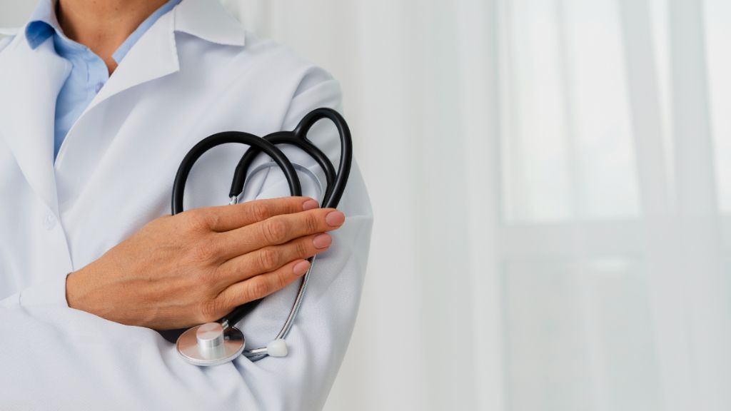 Médico con un fonendoscopio