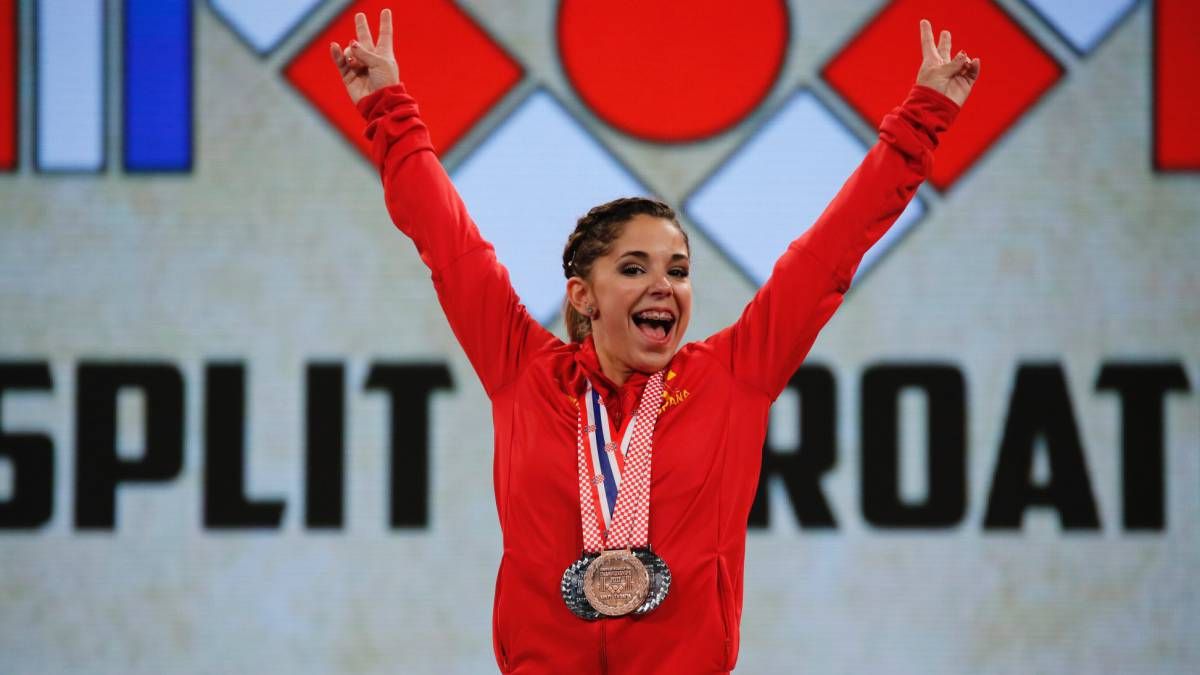 Atenery Hernández celebra sus tres medallas en el Europeo de Split.