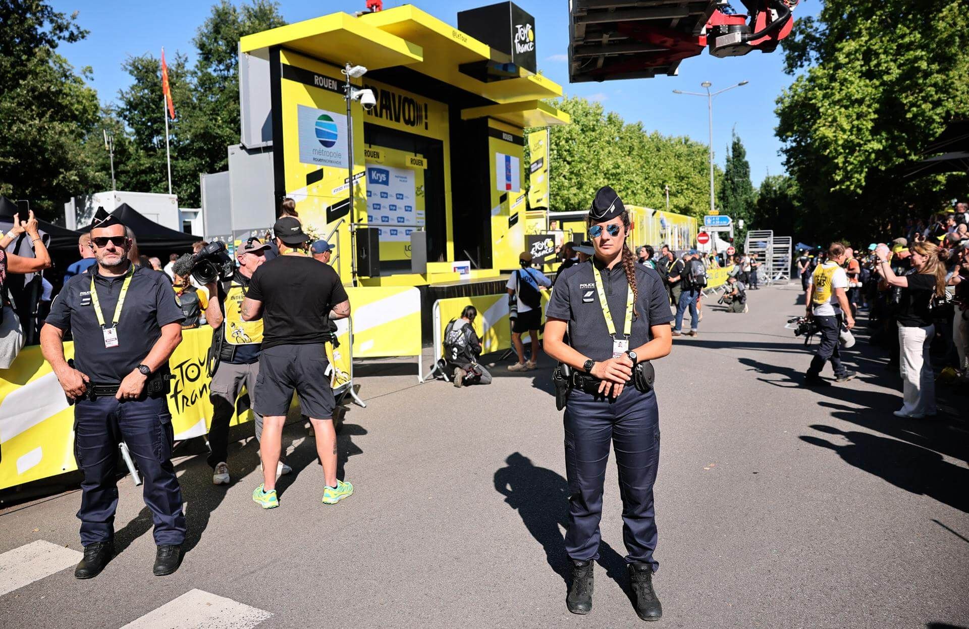  Policía presente en la cuarta etapa del Tour de Francia.