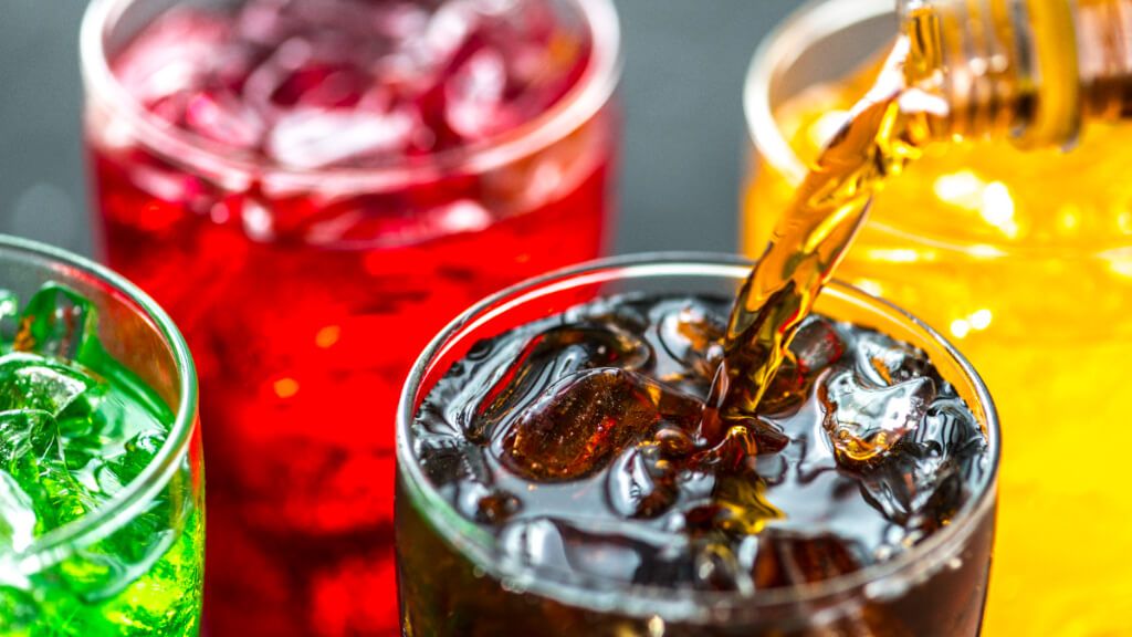  Conjunto de refrescos de diversos colores con gas y azúcar