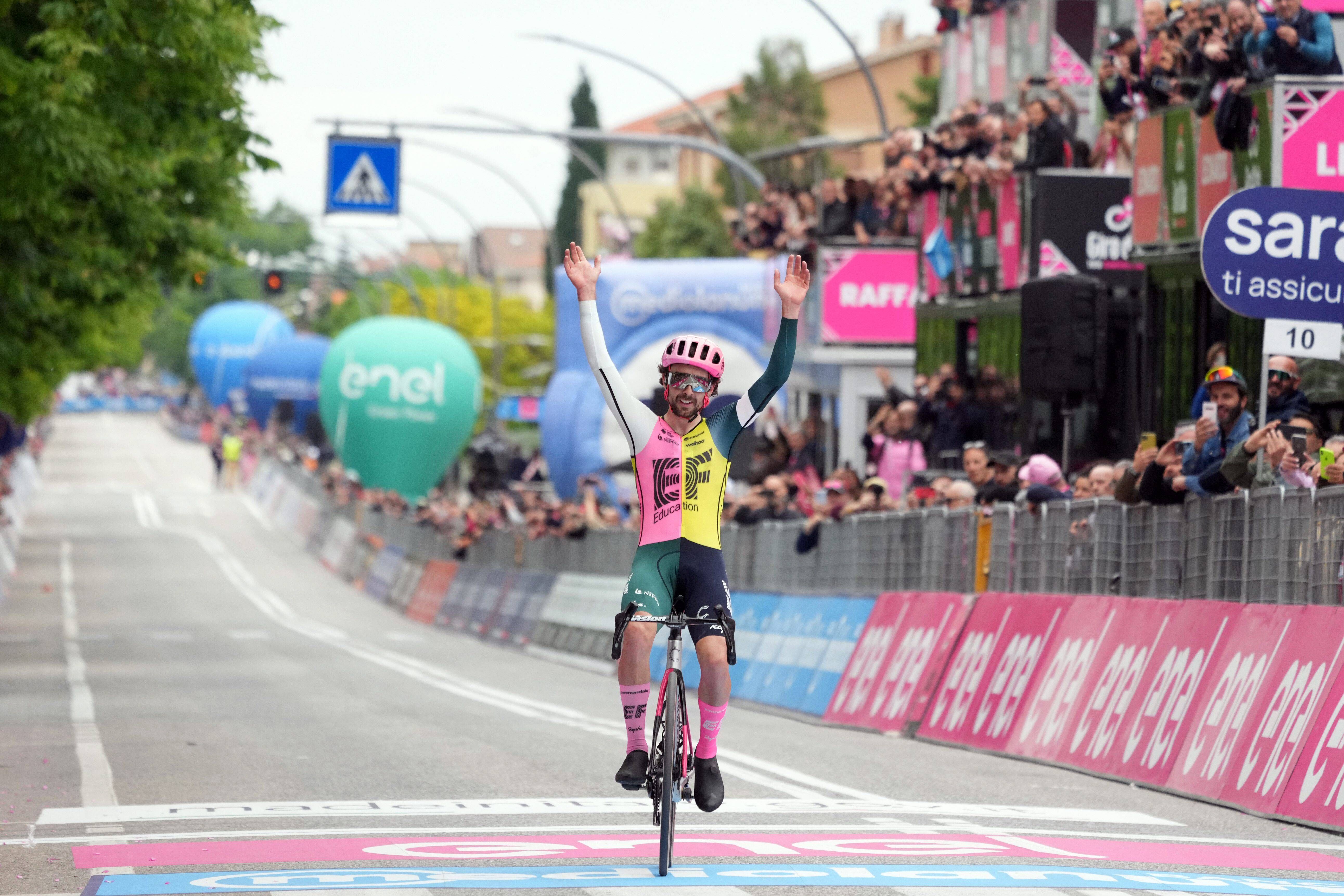 Ben Healy celebra su triunfo en el Giro de Italia.