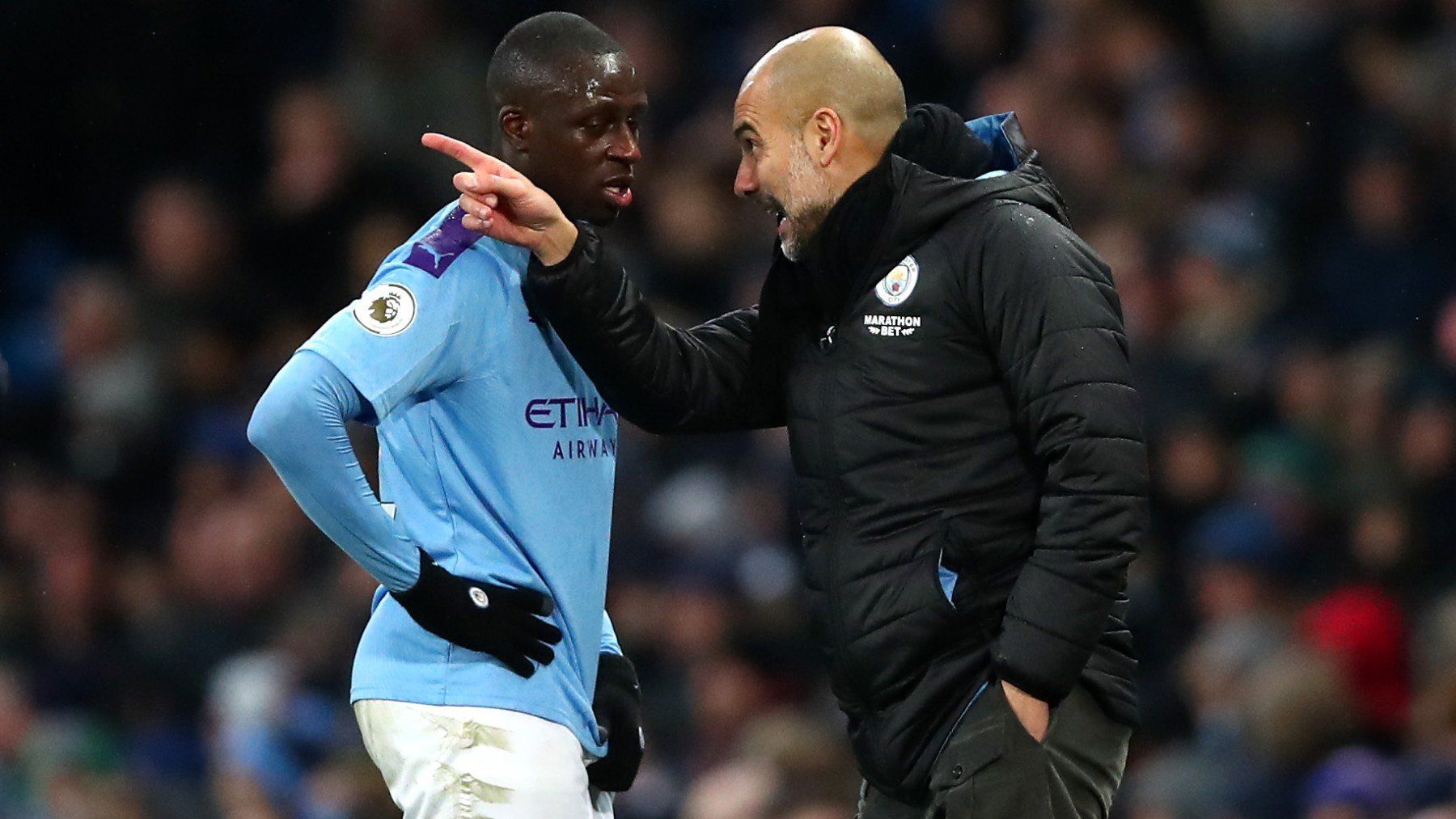 Pep Guardiola da instrucciones a Benjamin Mendy en un partido del City.