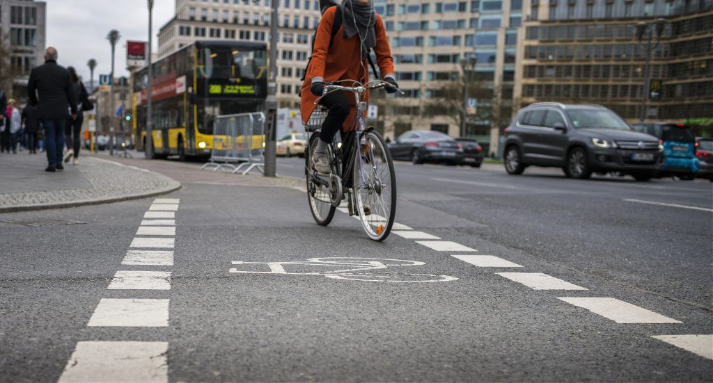  Una persona se desplaza en bicicleta por Berlín.