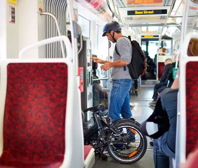 Usuario de la bicicleta plegable eléctrica