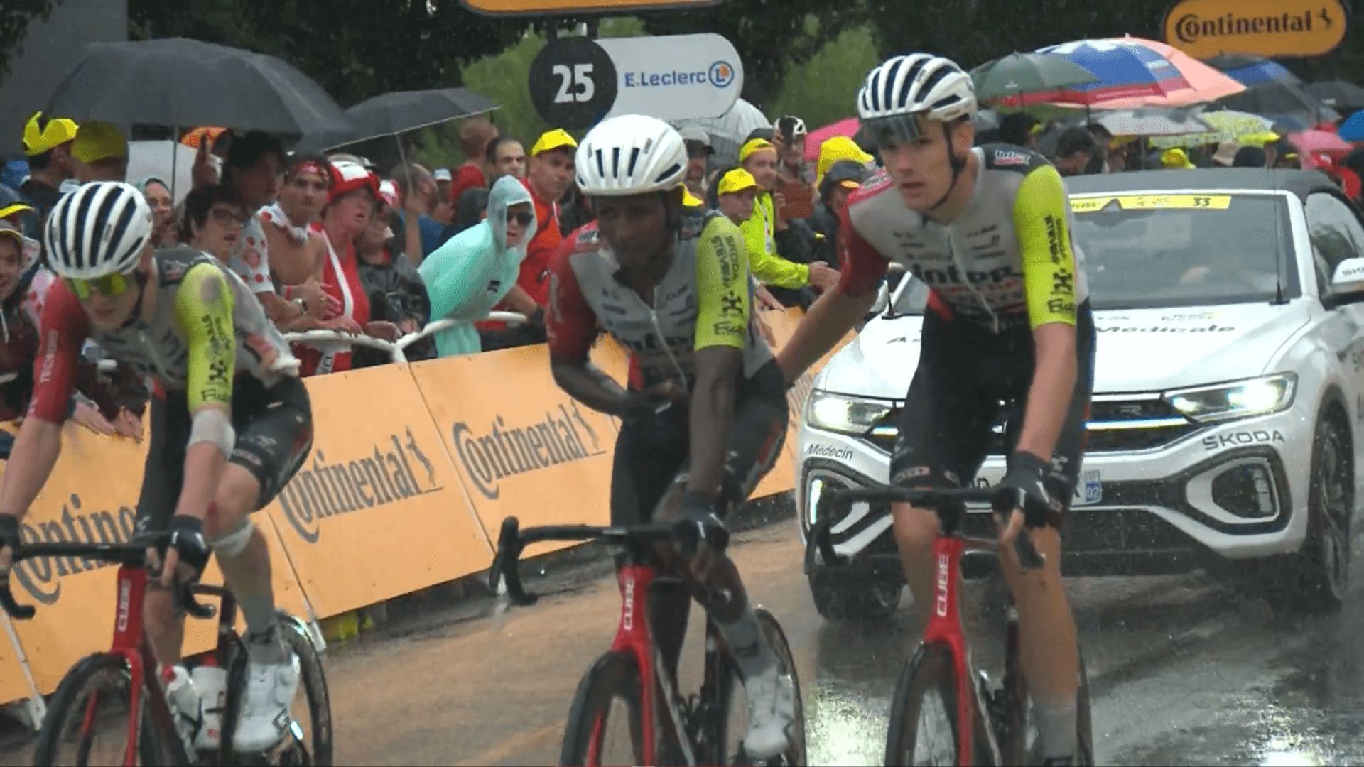  Biniam Girmay entra en la meta ayudado por sus compañeros tras su caída.