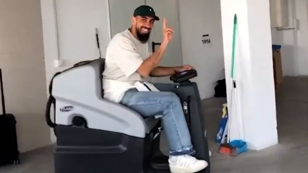  Borja Iglesias se contagia de la guasa de Joaquín: se pone a conducir una máquina de limpieza