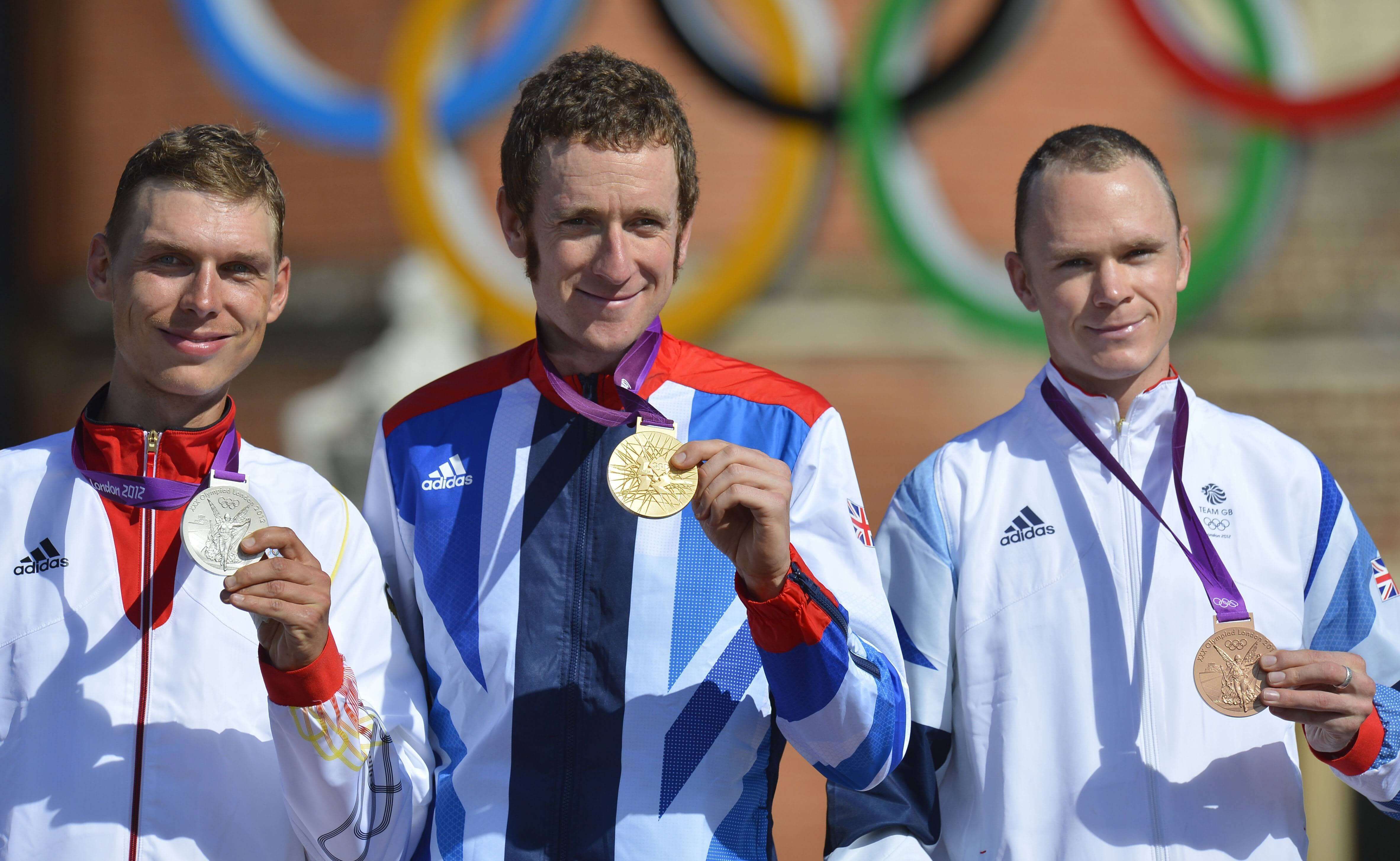 Bradley Wiggins posa con uno de sus oros en Londres 2012.