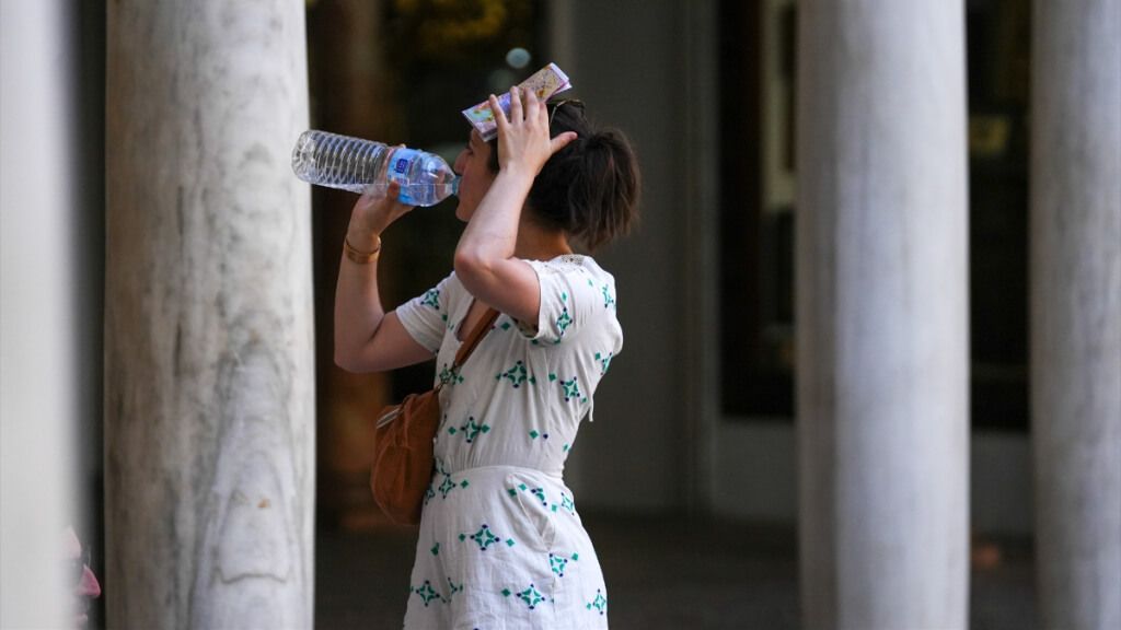  Mujer bebiendo agua para para hacer frente al calor en Sevilla