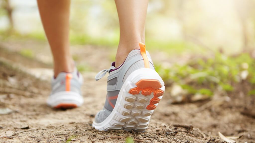  Persona caminando por un sendero de arena (Freepik)