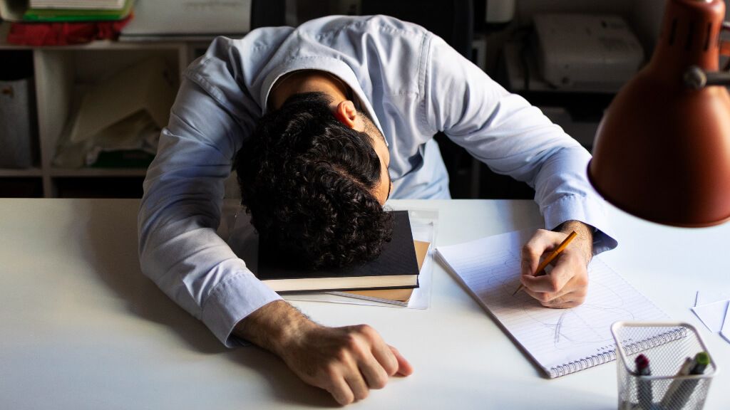  Hombre cansado de trabajar (Freepik)