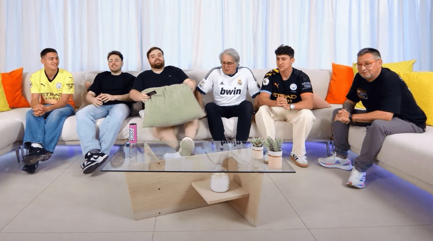 Ibai Llanos y sus compañeros reaccionando al partido del Real Madrid (Captura del canal de Ibai en Youtube)