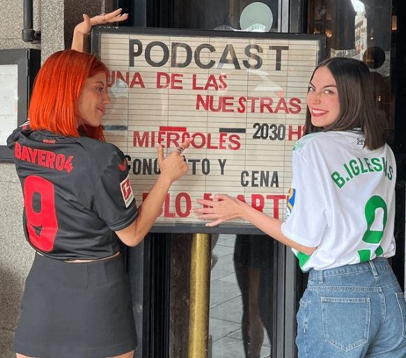  María Valero y Meriidiano con las camisetas de Borja Iglesias