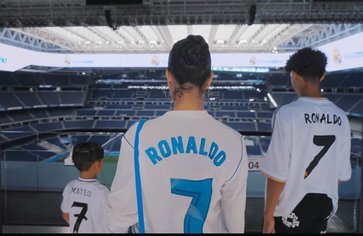  Georgina Rodríguez, Cris Jr y Mateo en el Santiao Bernabéu (Captura de Netflix)