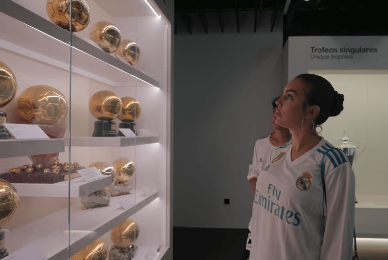  Georgina Rodríguez, Cris Jr y Mateo en el Santiao Bernabéu (Captura de Netflix)
