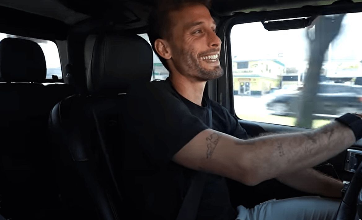  Sergio Canales, en su coche en México (Fotos: YouTube)