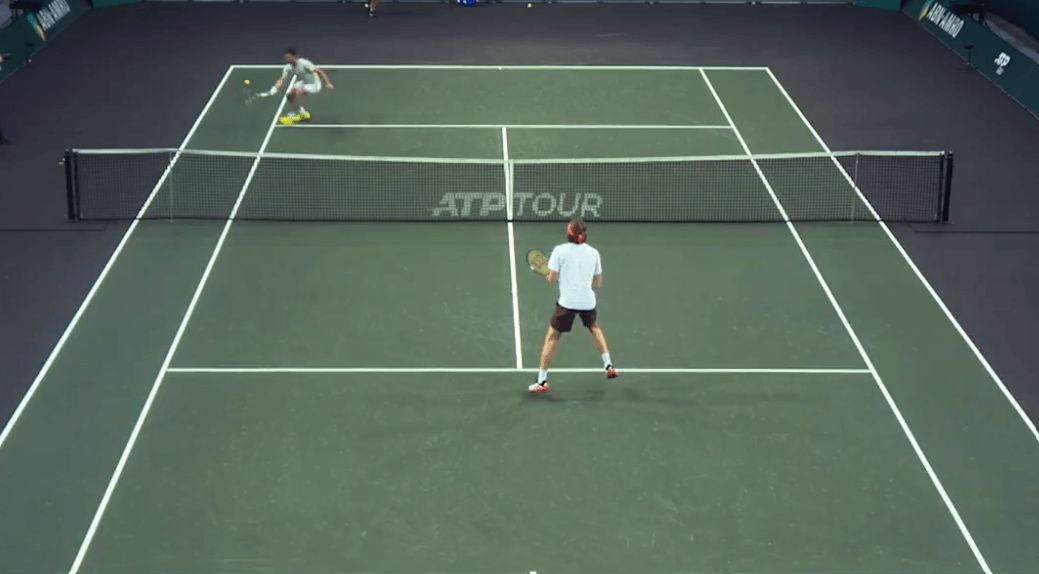  Carlos Alcaraz y Tsitsipás durante el reto de los dados (Fuente: @abnamroopen)