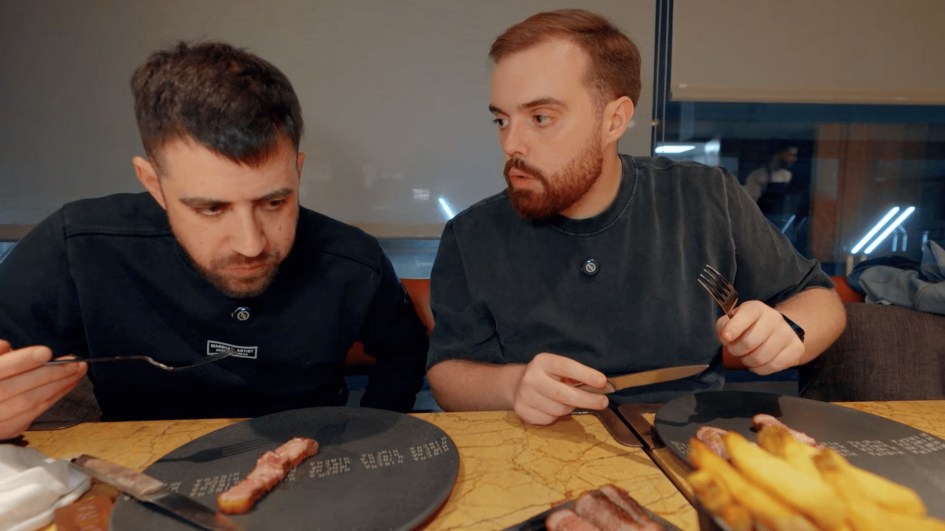 AuronPlay e Ibai prueban el restaurante de Messi (Youtube)