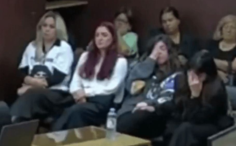  Dalma y Giannina Maradona tapan su rostro al ver la fotografía (Redes sociales)