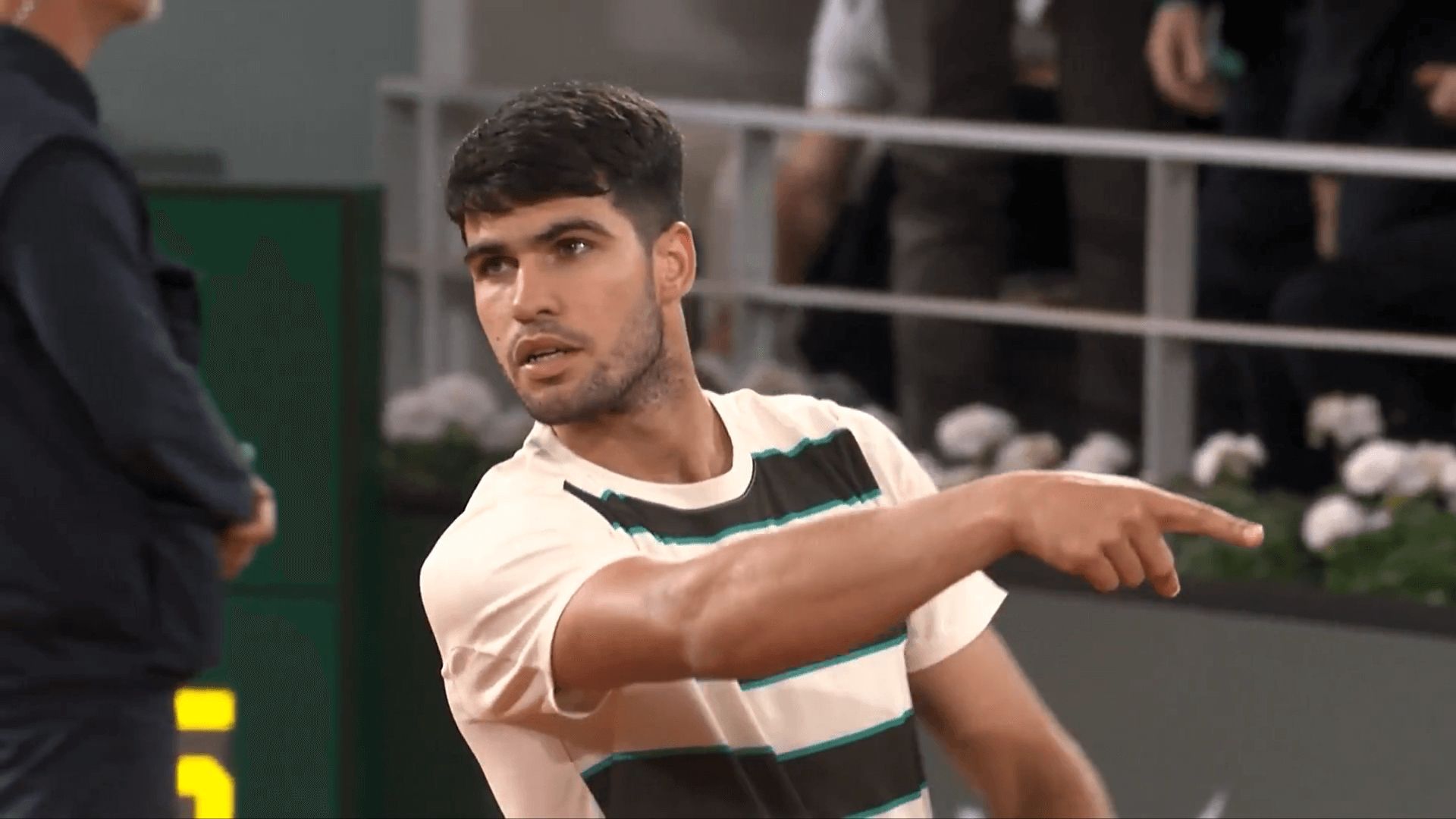  Carlos Alcaraz pide aplausos para Lorenzo Musetti.