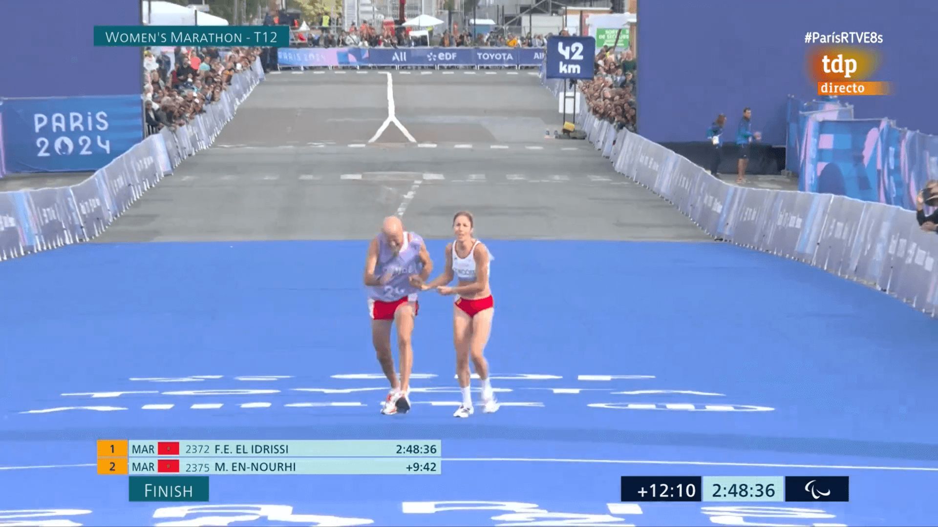  Elena Congost llega a meta con su guía.