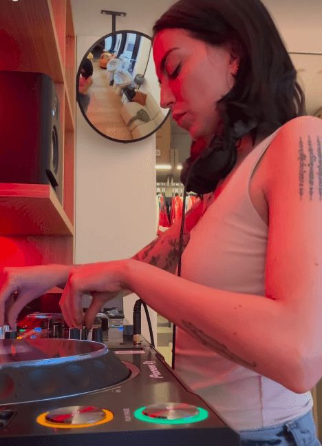  María Valero pinchando como DJ