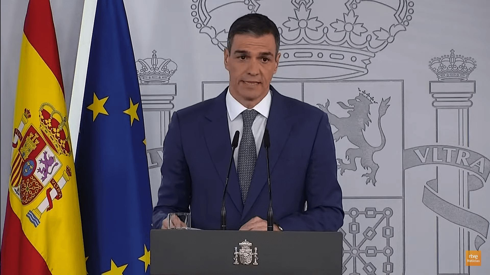  Pedro Sánchez comparece en Moncloa hablando sobre el apagón que sufrió gran parte de España.