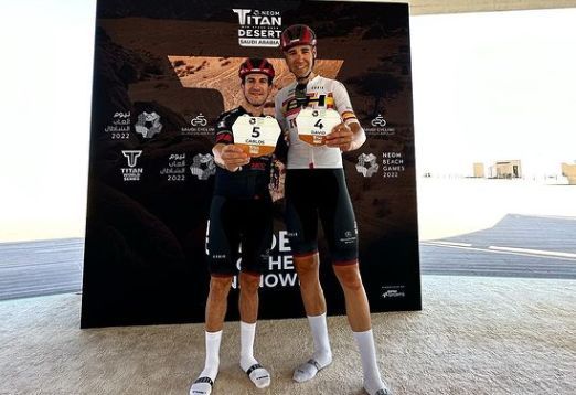  Carlos Coloma y David Valero tras un entrenamiento en la Neom Titan Dessert 2022 (Foto: @colomacarl