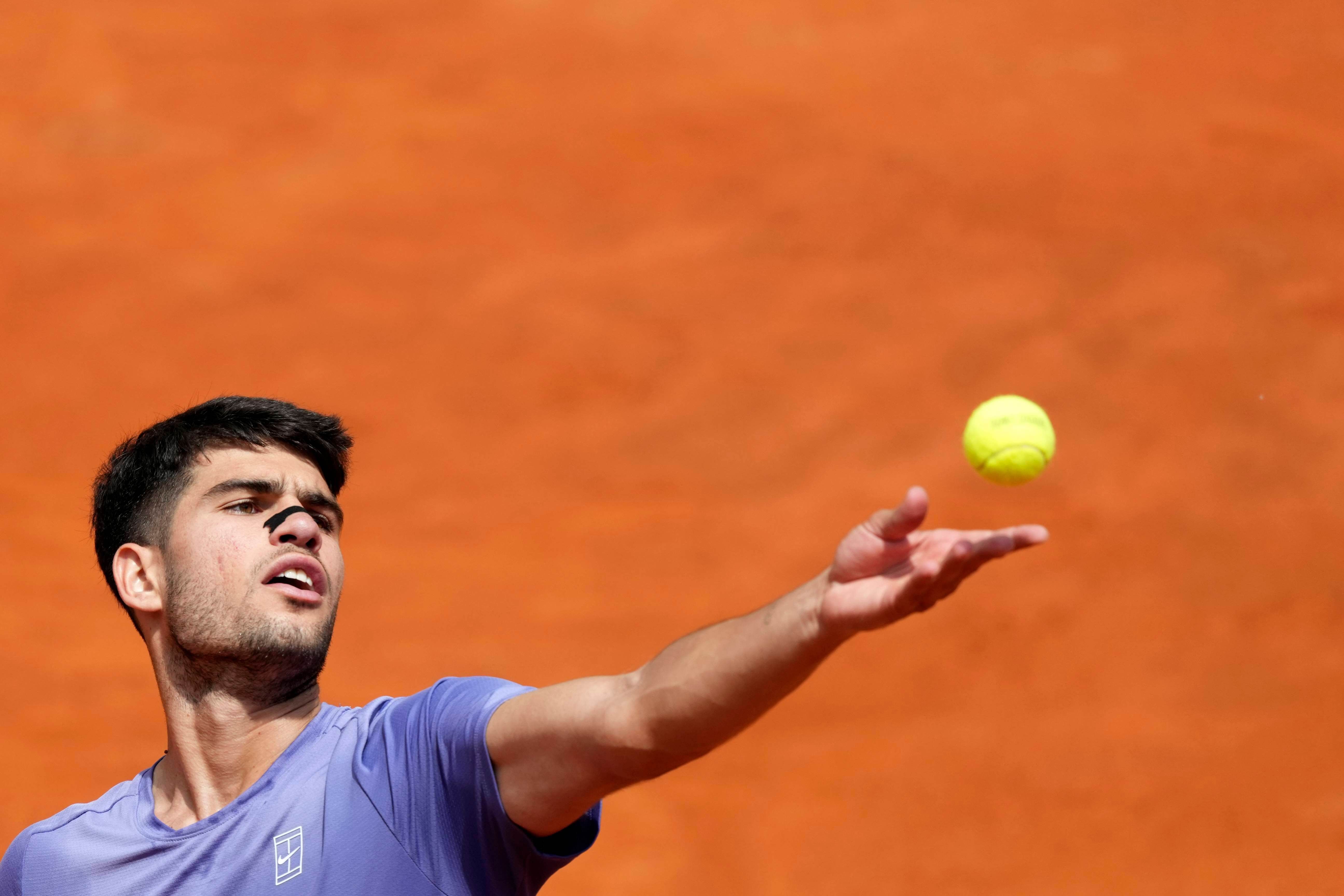  Carlos Alcaraz saca en un partido en el Masters 1.000 de Roma.