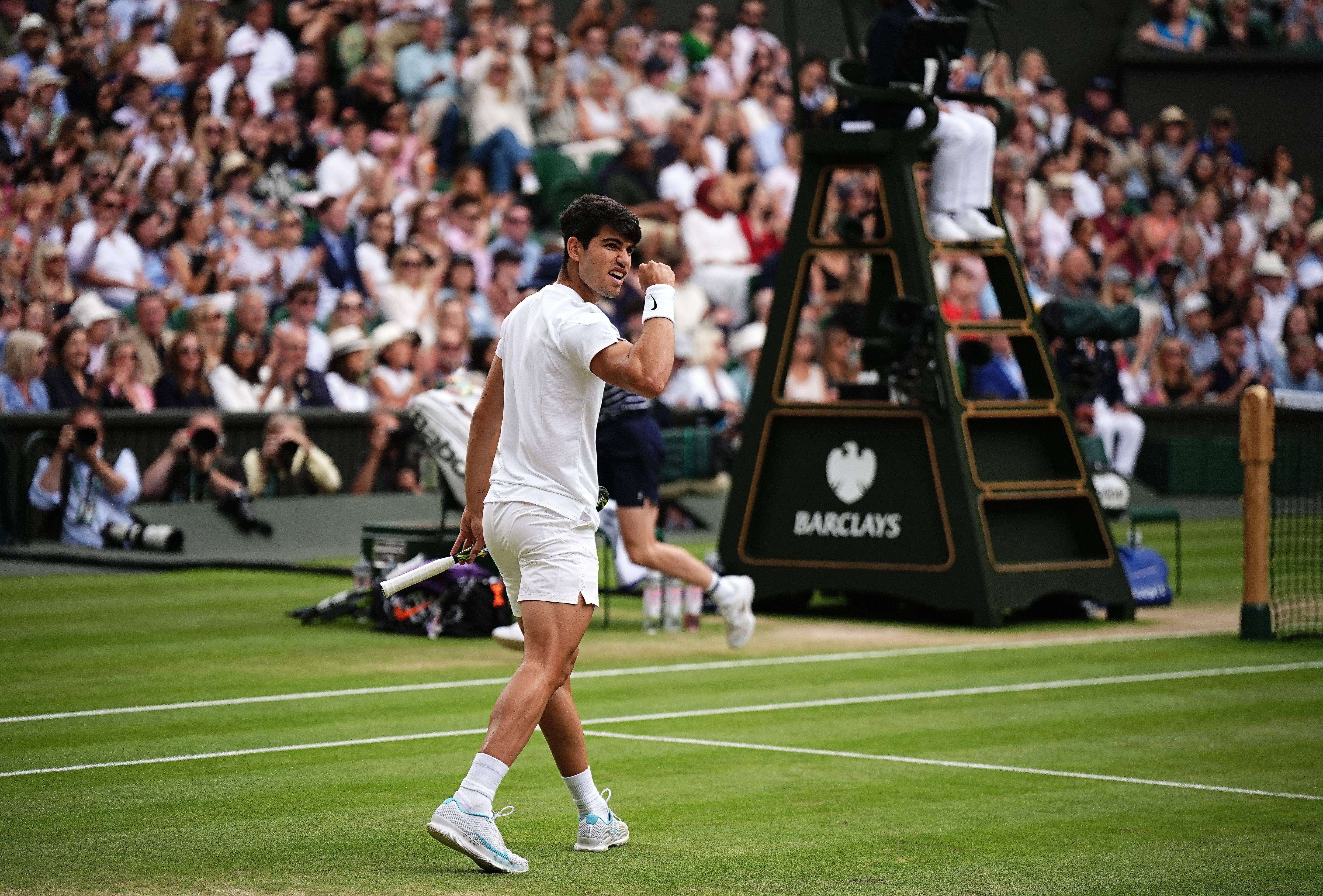  Carlos Alcaraz celebra un punto ante Medvedev en Wimbledon.