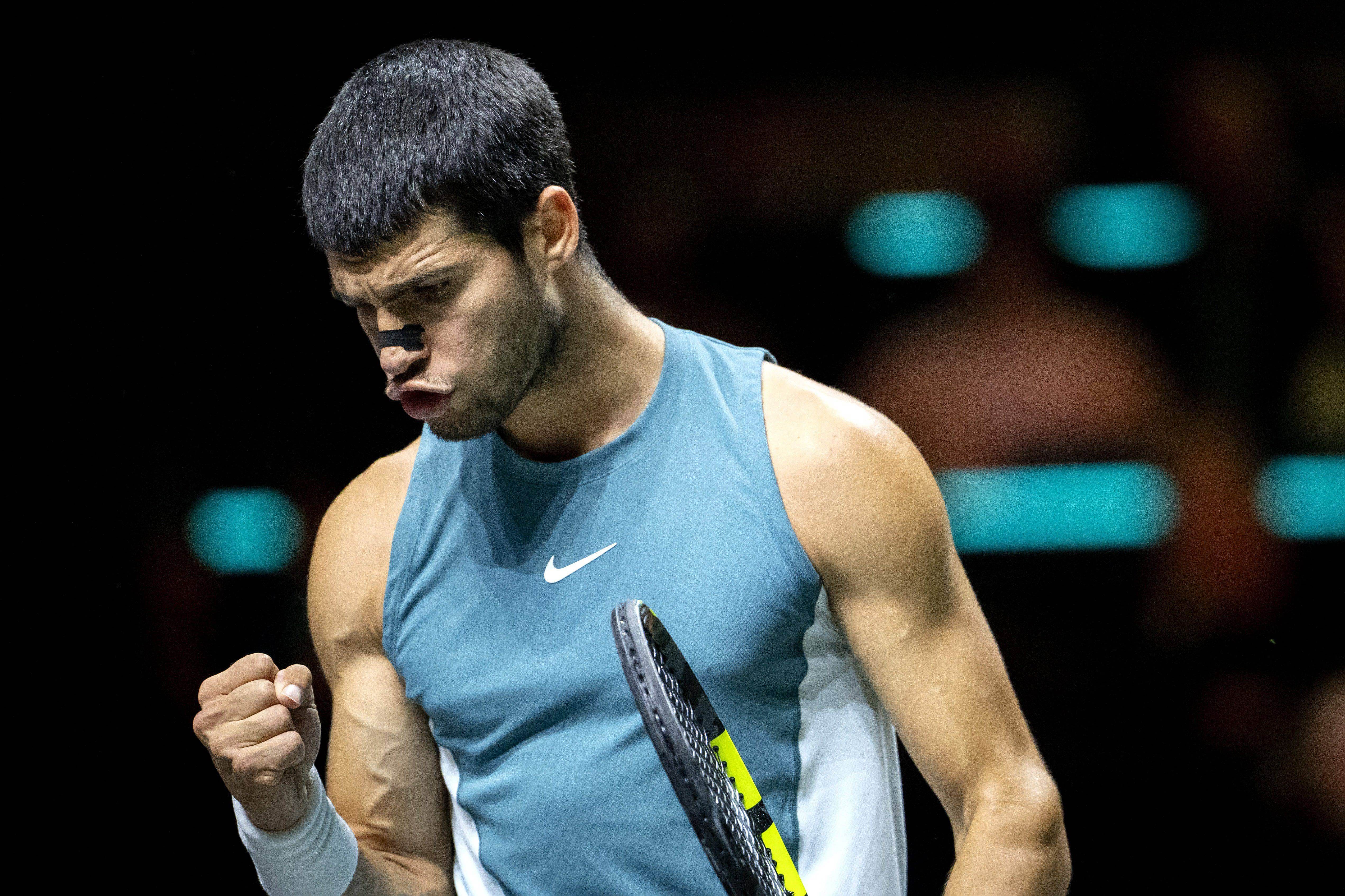  Carlos Alcaraz celebra un punto ante Botic Van de Zandschulp en Róterdam.