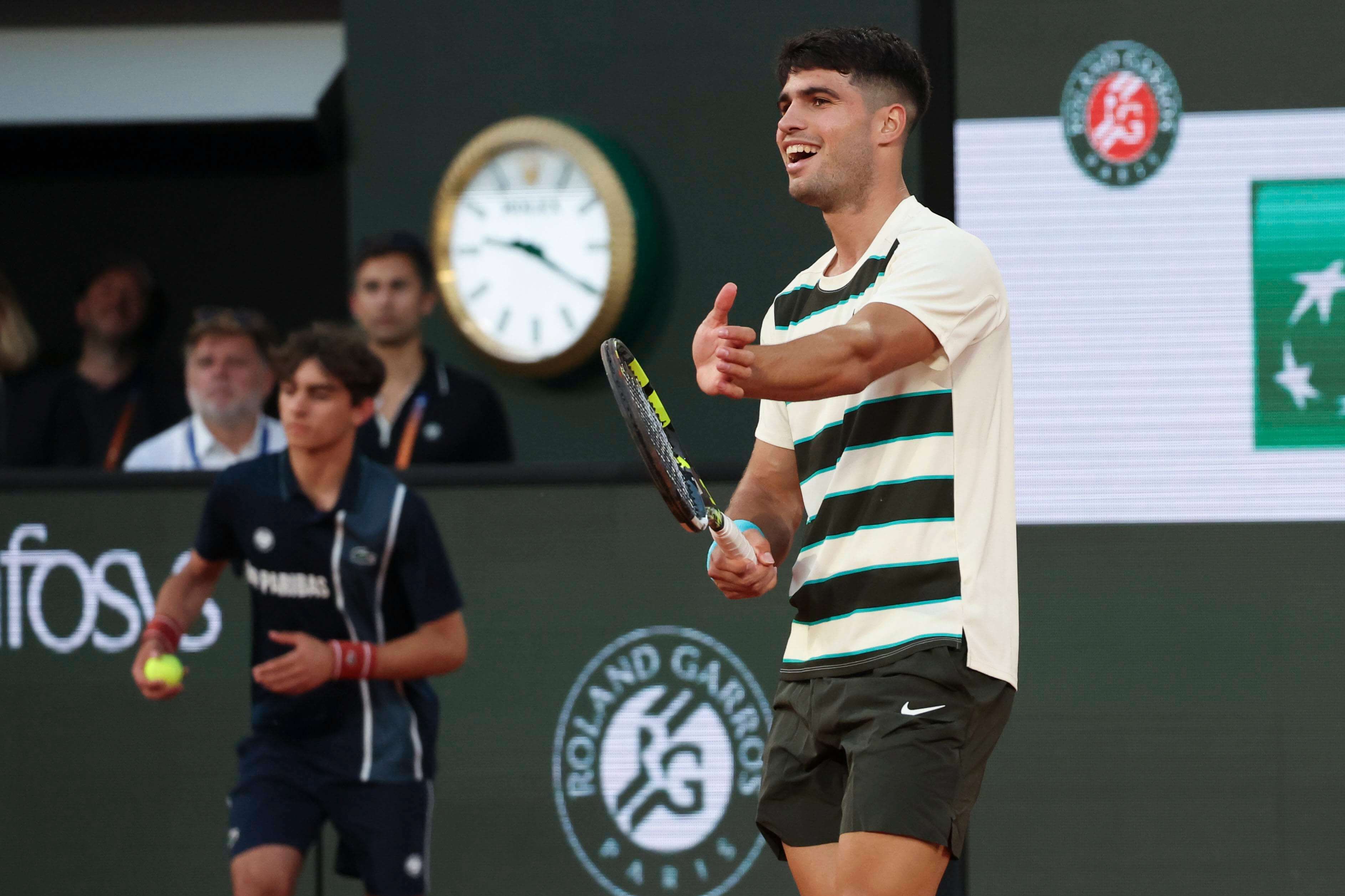  Carlos Alcaraz celebra un punto ante Dzumhur en Roland Garros.