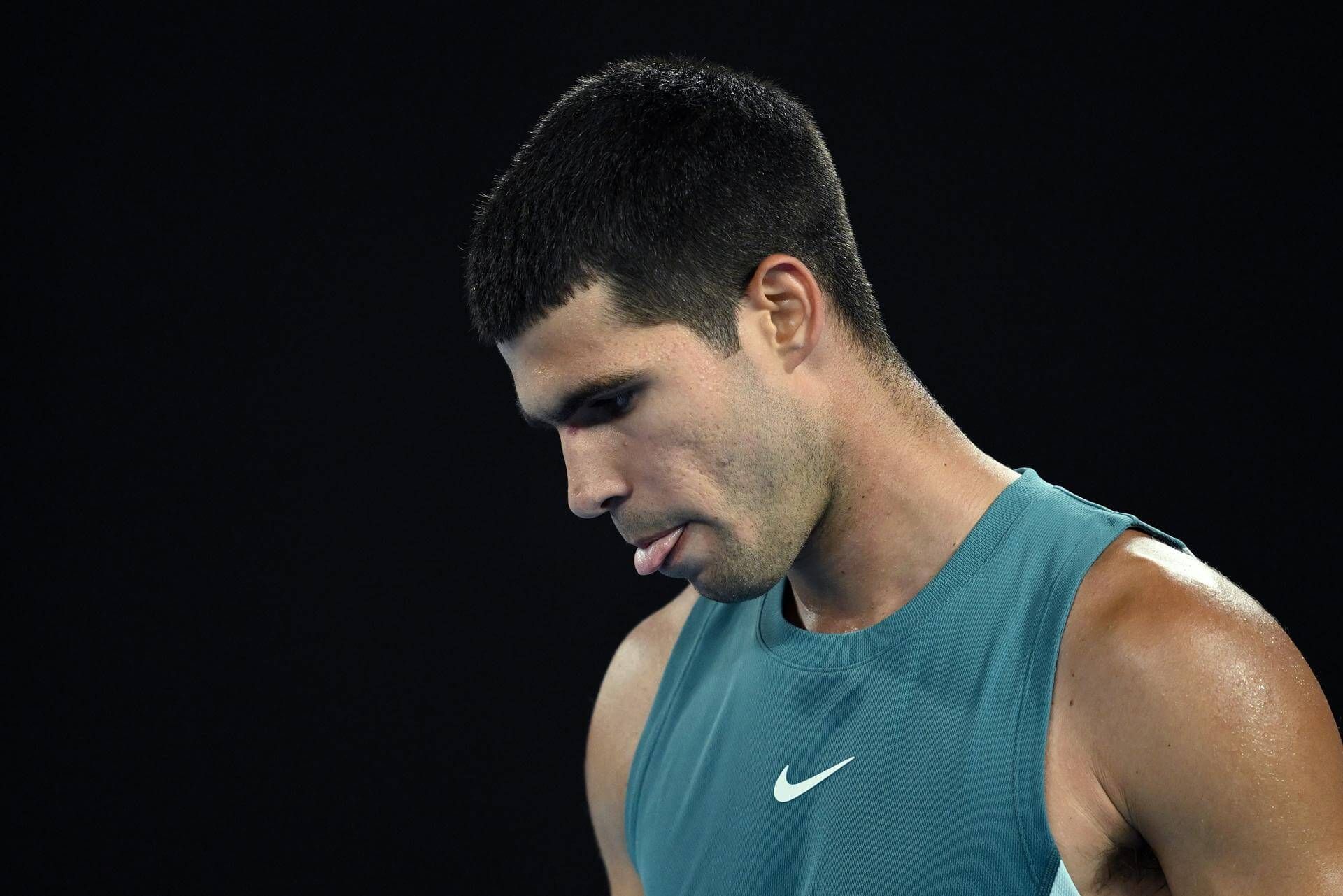  Carlos Alcaraz, cabizbajo en el partido de cuartos de final del Open de Australia.