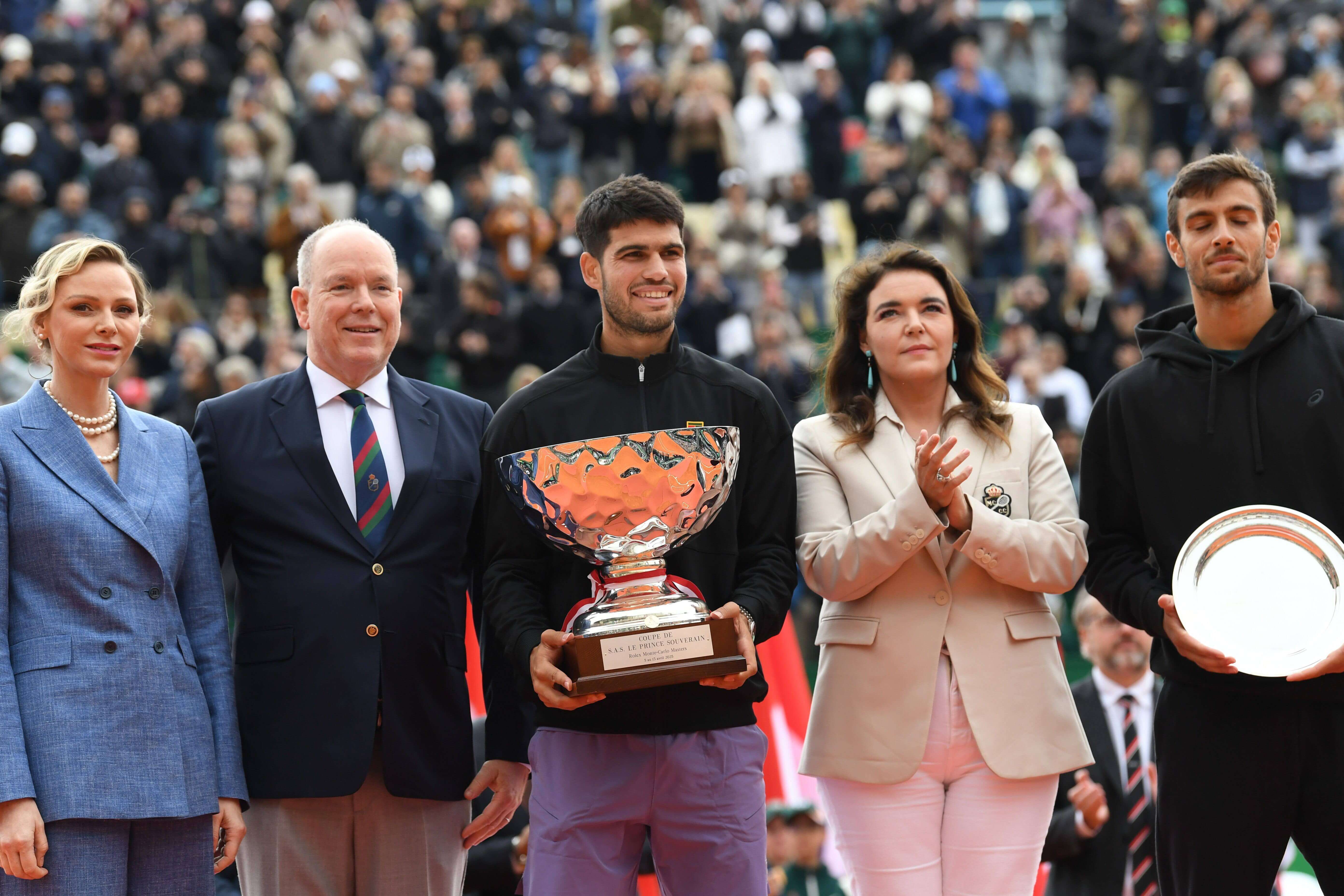  Carlos Alcaraz posa con Lorenzo Musetti tras ganar el Masters 1.000 de Montecarlo (Foto: Cordon Pre