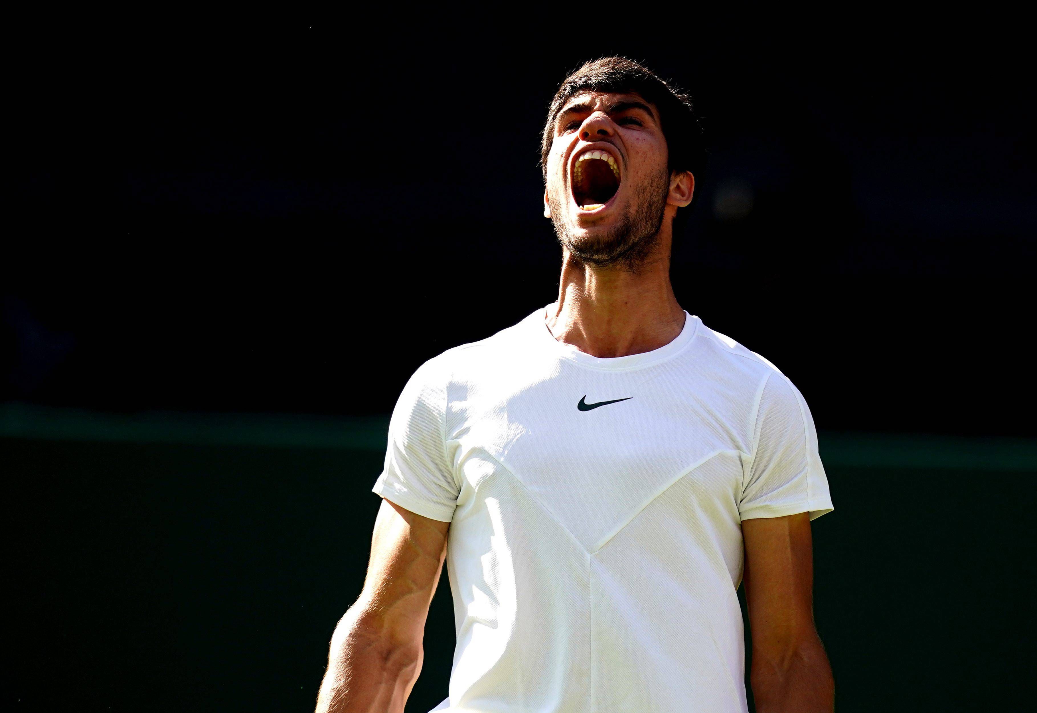  Carlos Alcaraz celebra un punto ante Rune en Wimbledon.