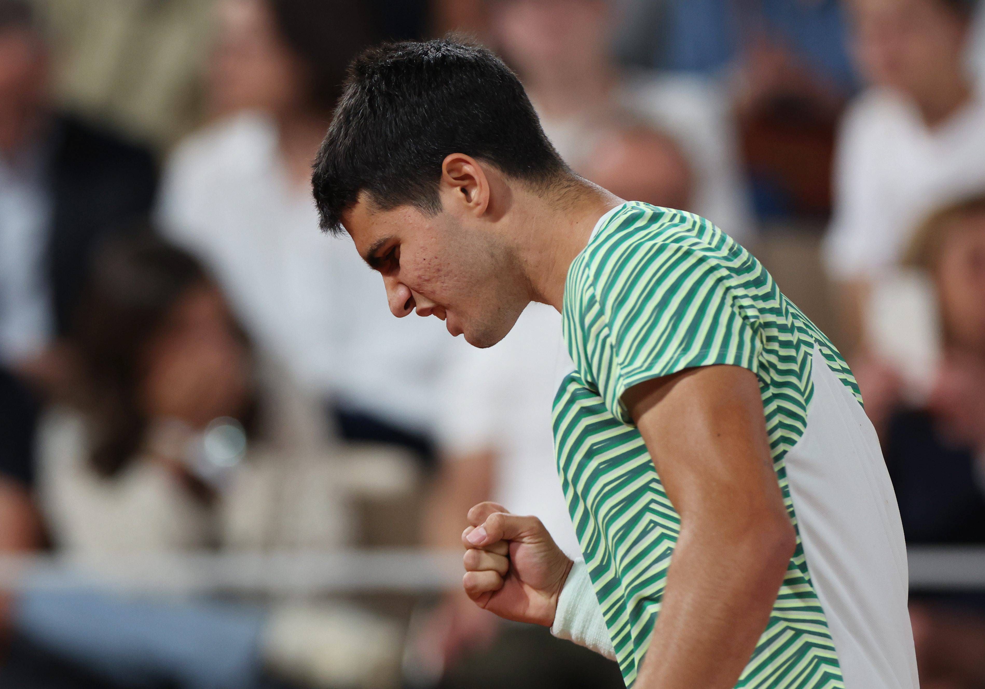Carlos Alcaraz celebra un punto en Roland Garros