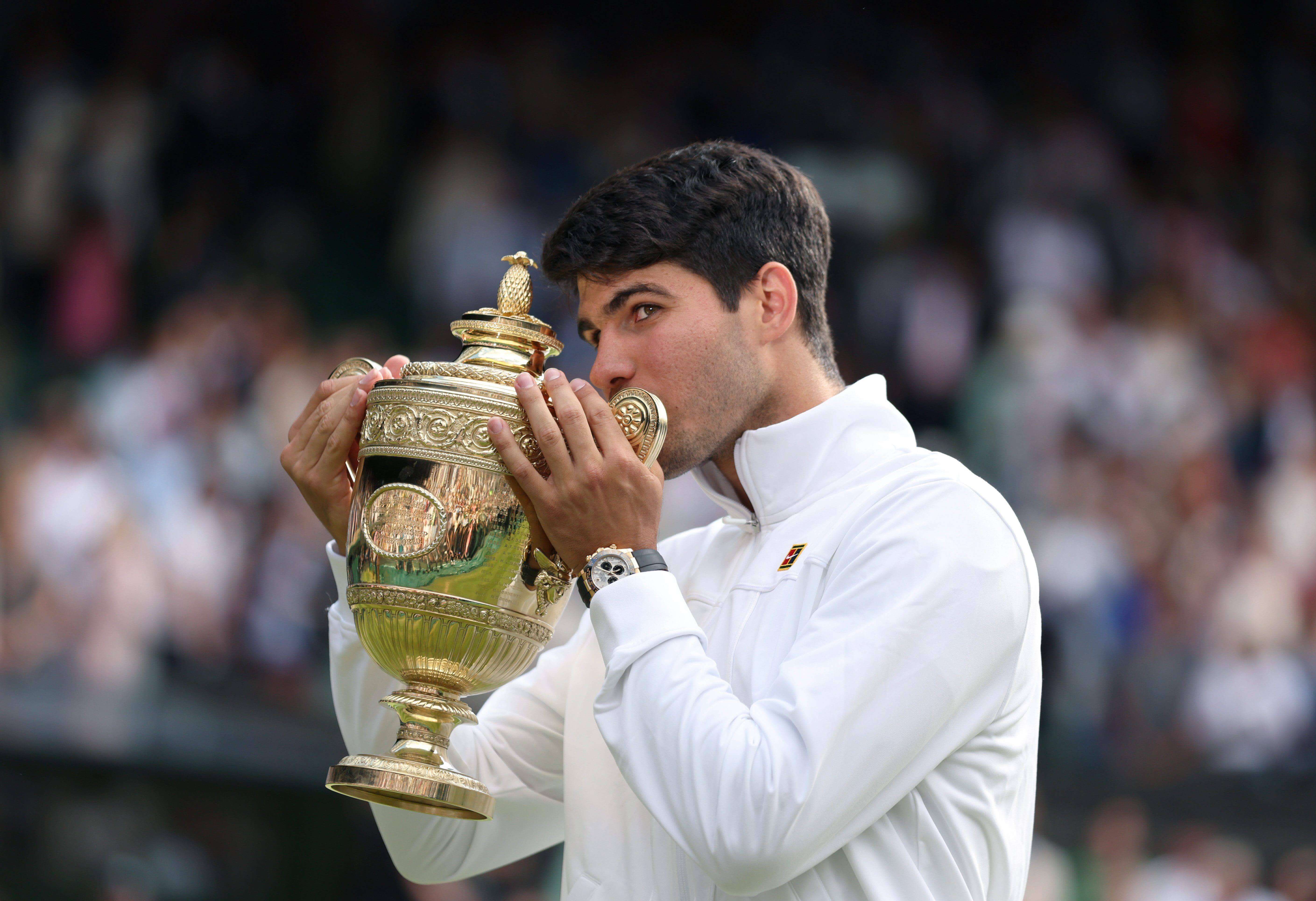 Carlos Alcaraz, con el trofeo de Wimbledon.