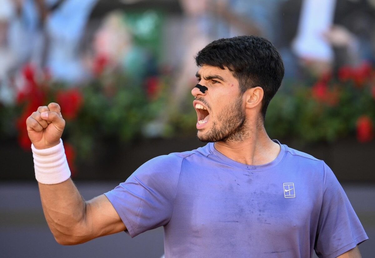 Carlos Alcaraz celebra un punto ante Jannik Sinner en la final de Roma.