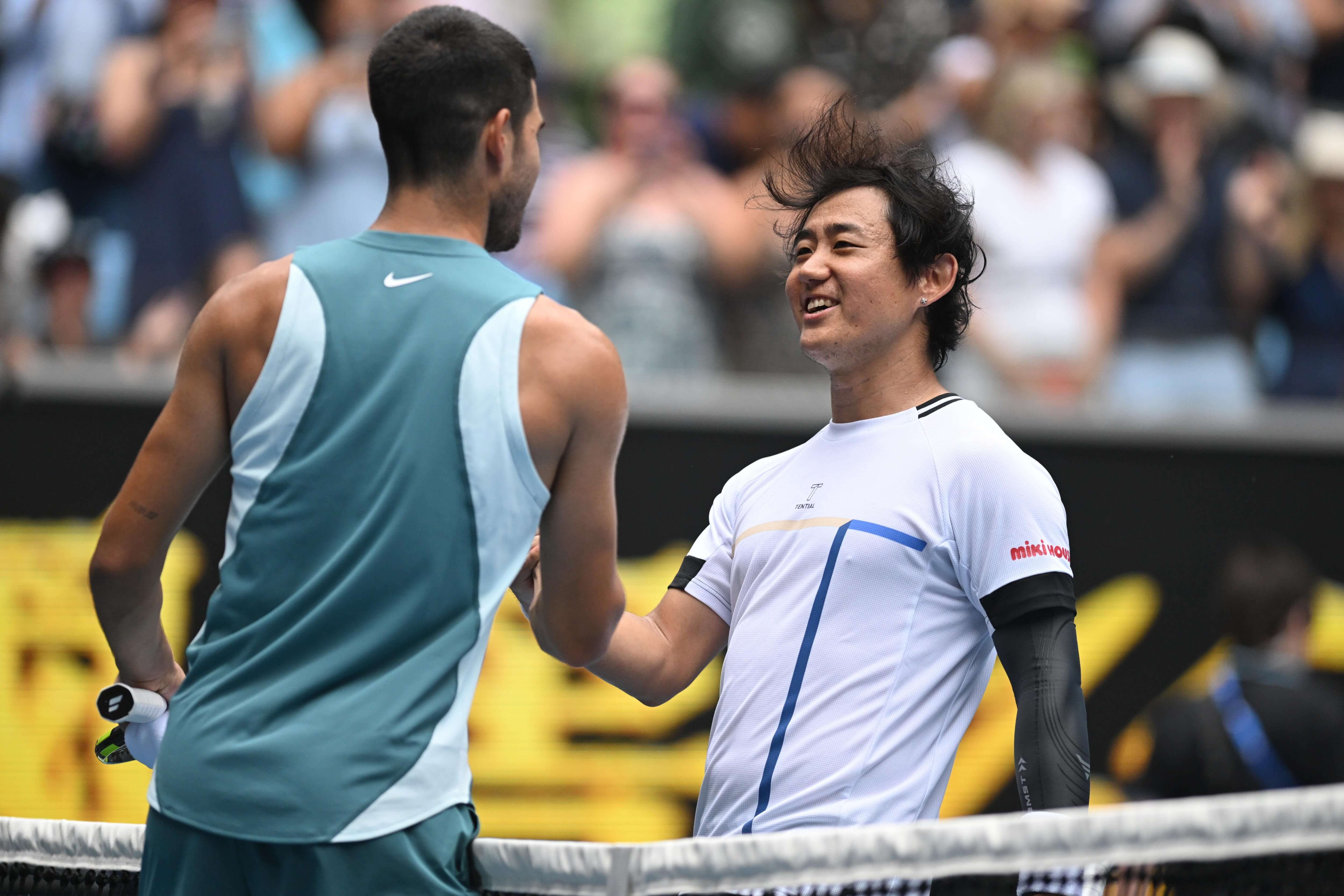 Carlos Alcaraz saluda a Nishioki tras ganarle en la segunda ronda del Open de Australia