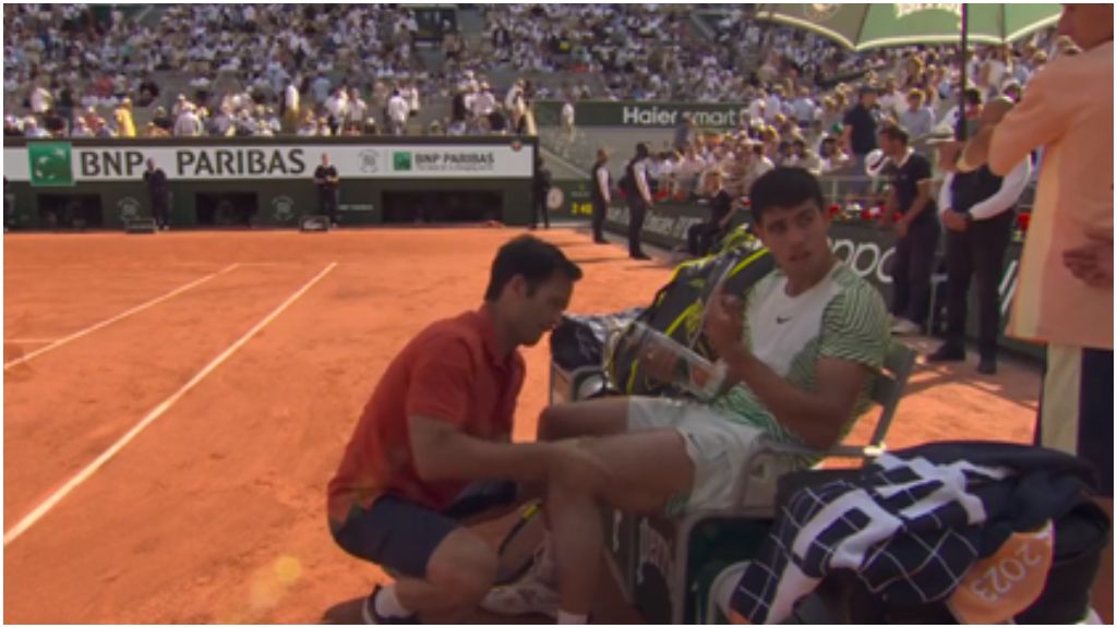 Carlos Alcaraz se dirige a su banquillo mientras le tratan de su lesión (foto: Eurosport)
