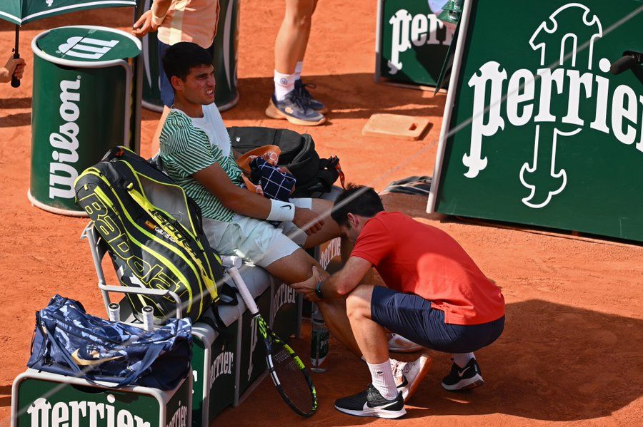  Carlos Alcaraz, tratado de sus calambre en la pierna (foto: redes)