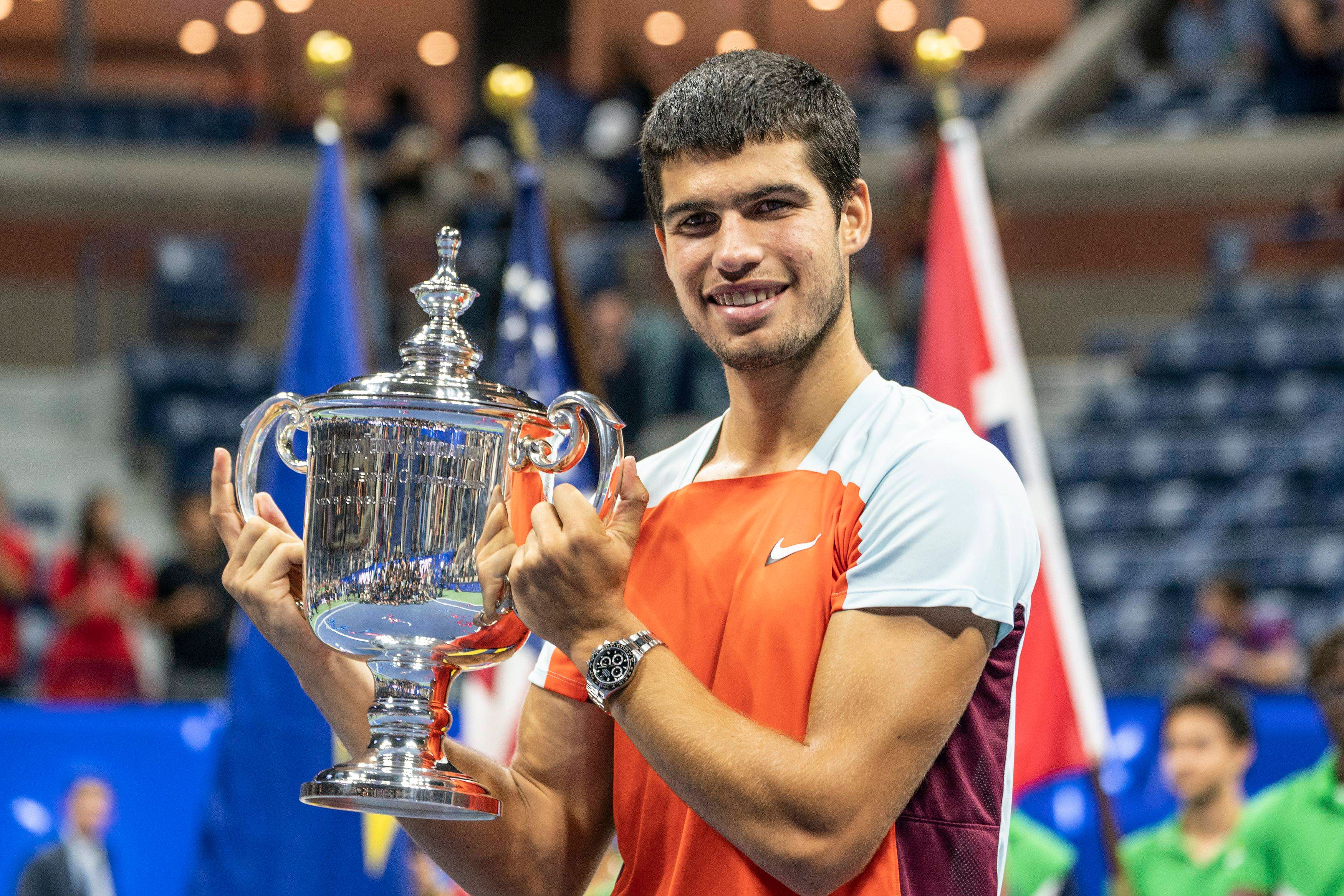  Carlos Alcaraz, con el trofeo de campeón del US Open 2022.