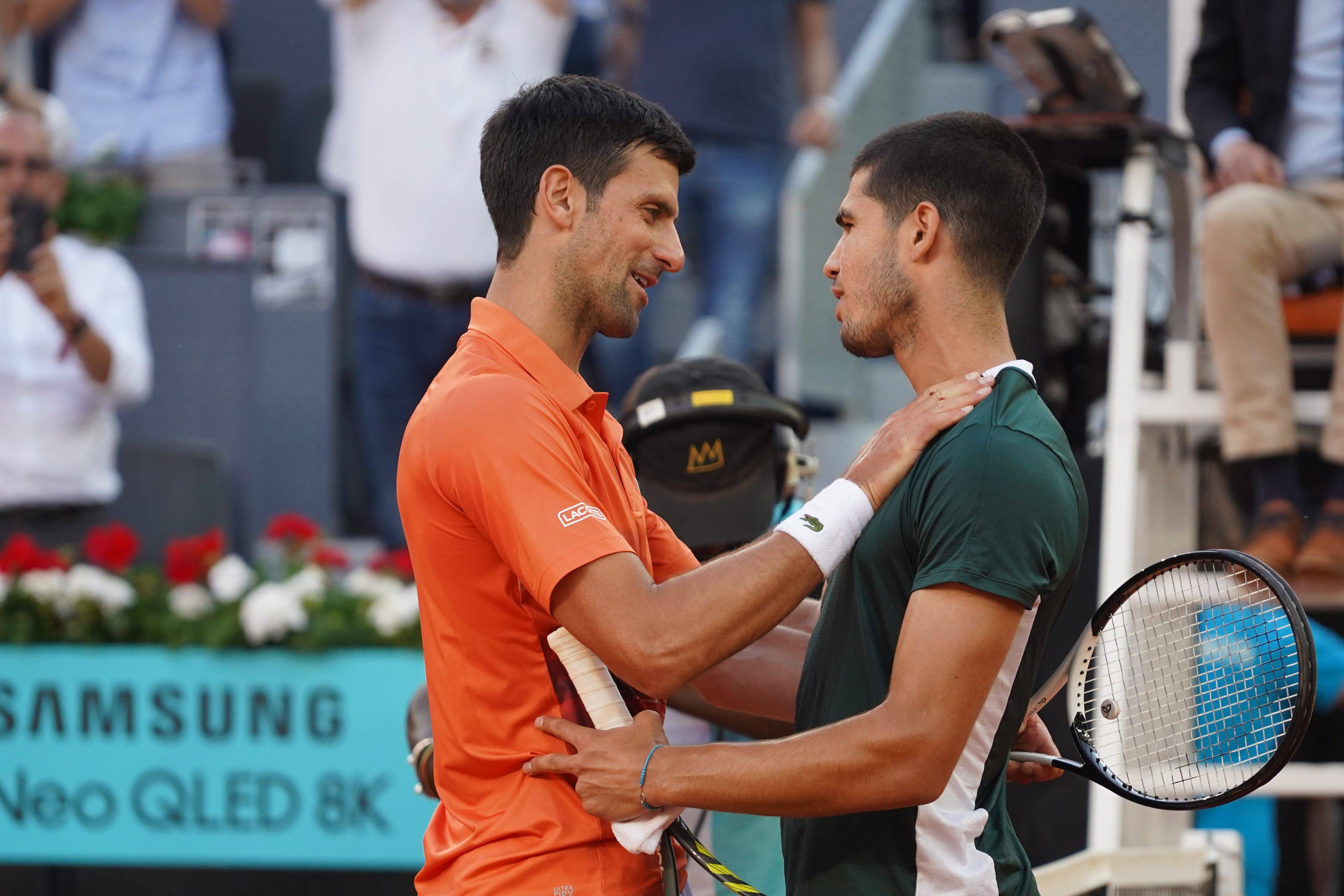 Carlos Alcaraz saluda a Djokovic tras su pase a la final de Madrid.