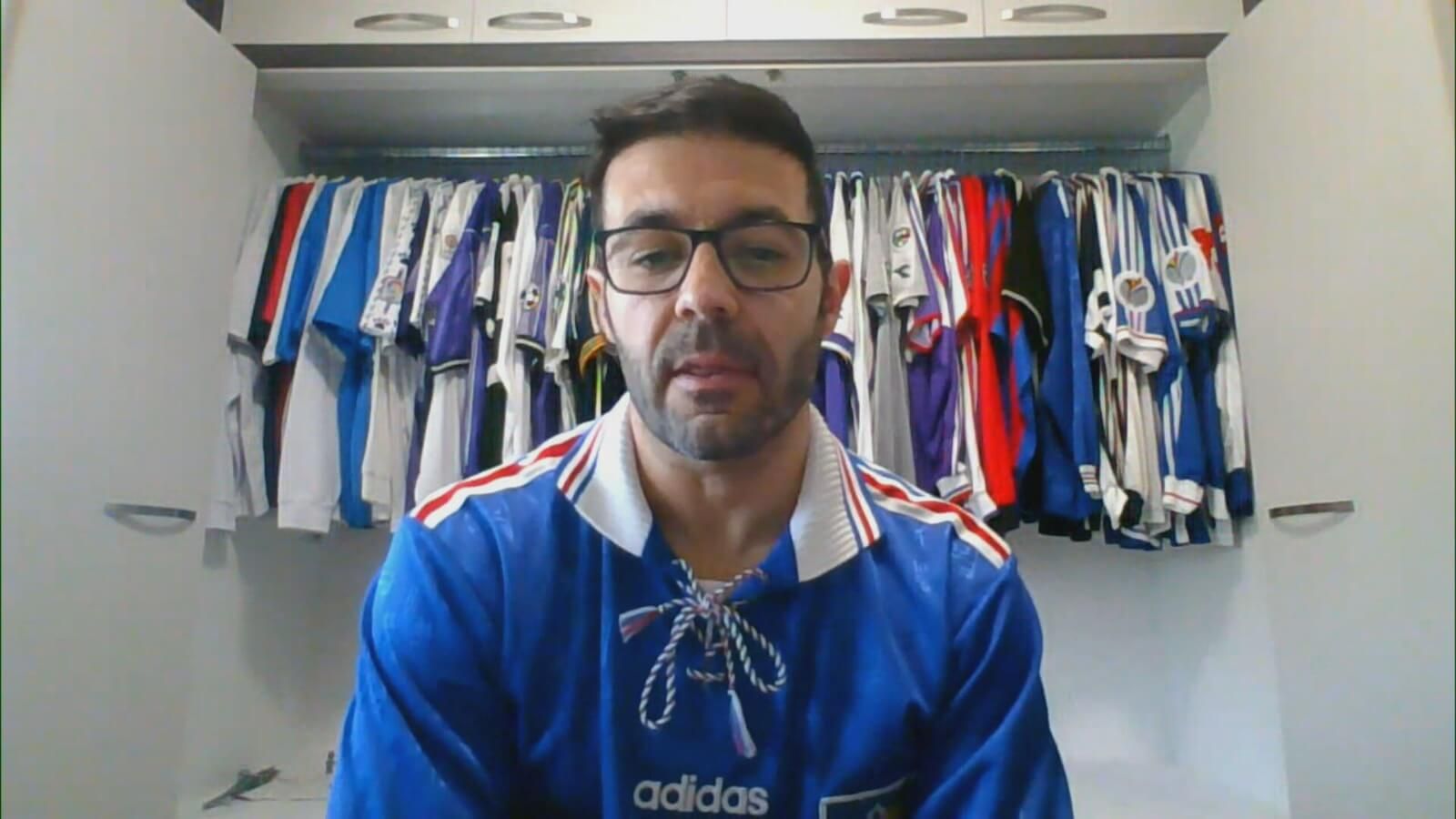 Carlos, el aficionado del Valencia CF con 80 camisetas de Mijatovic.